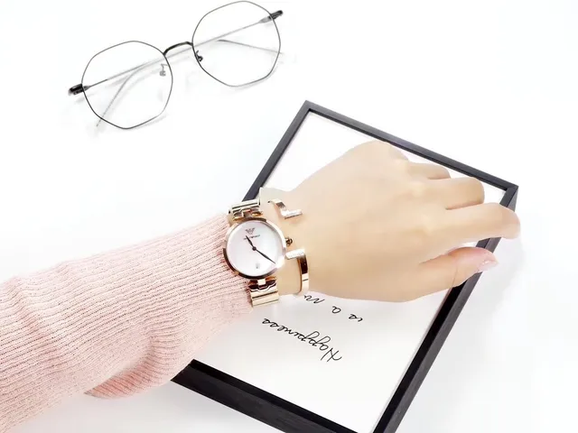 Emporio Armani Brazalete de eslabones concha dorado blanco rosa con carátula de nácar reloj de cuarzo 3