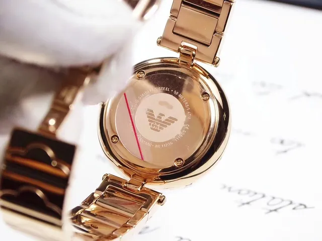 Emporio Armani Brazalete de eslabones concha dorado blanco rosa con carátula de nácar reloj de cuarzo 4