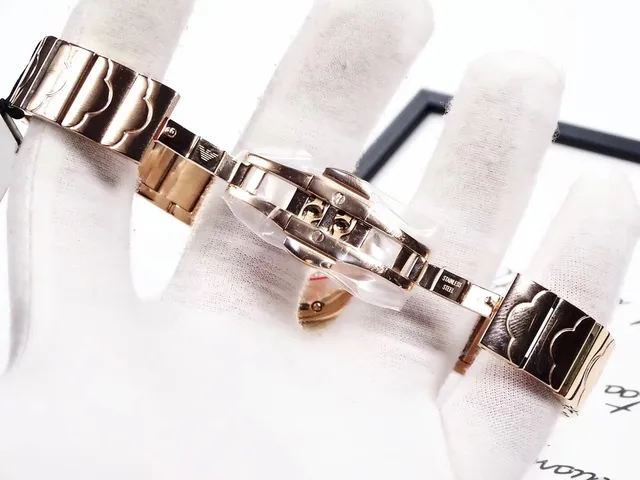 Emporio Armani Brazalete de eslabones concha dorado blanco rosa con carátula de nácar reloj de cuarzo 6
