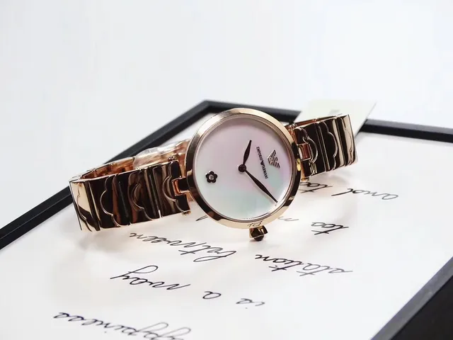 Emporio Armani Brazalete de eslabones concha dorado blanco rosa con carátula de nácar reloj de cuarzo 8