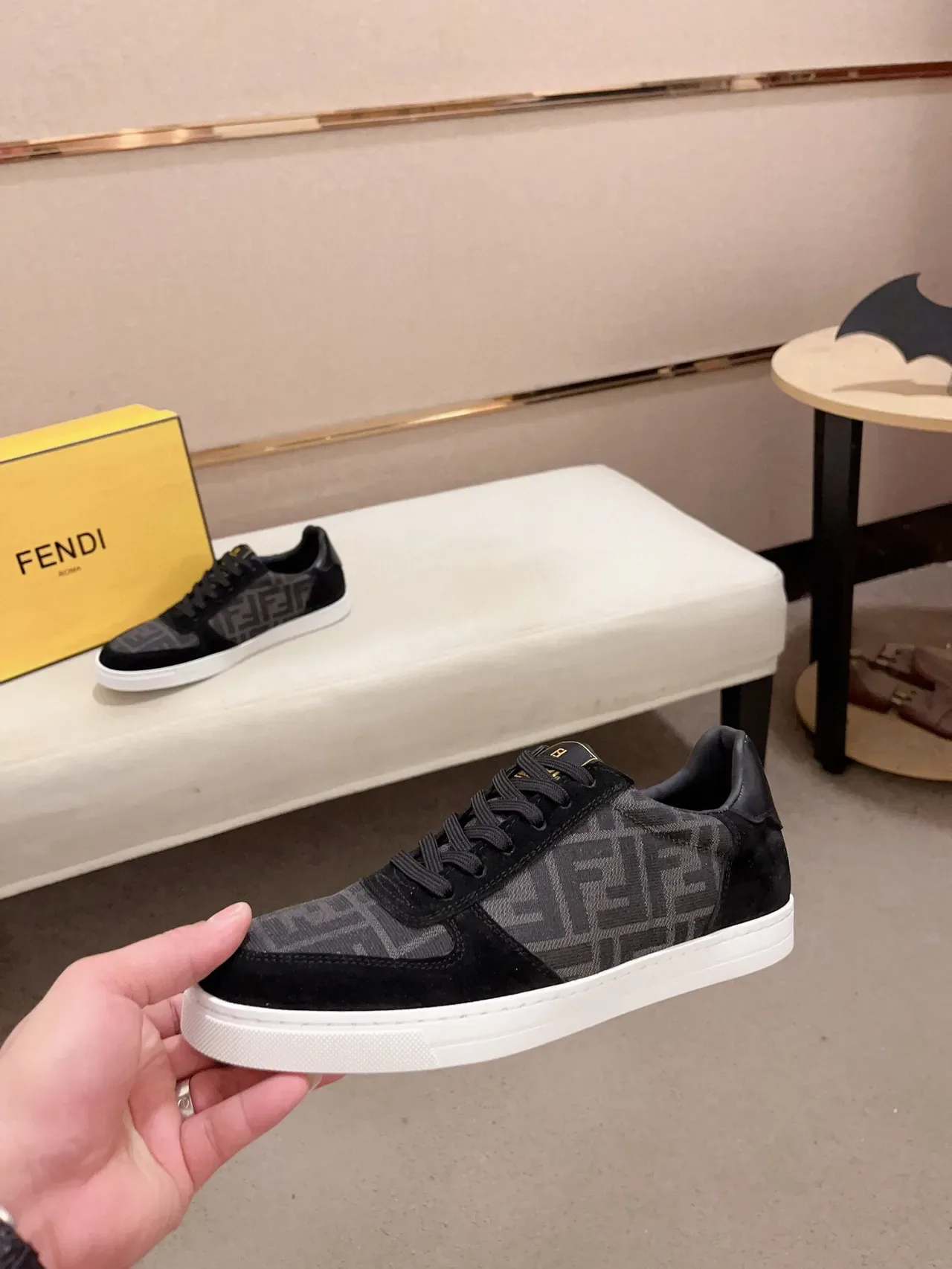 Fendi Ace Monogram-Print أحذية رياضية سوديه أسلوب حياة 3