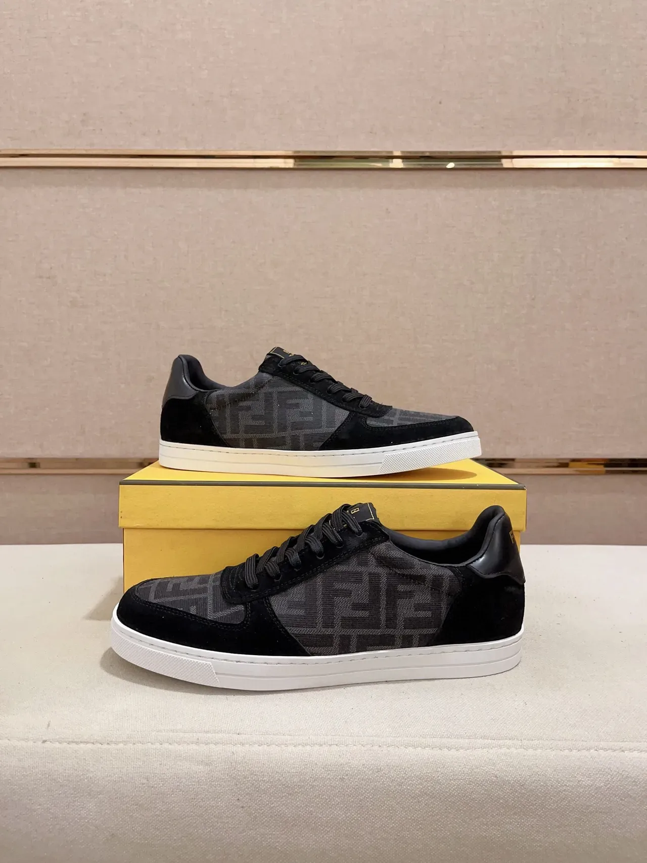 Fendi Ace Monogram-Print أحذية رياضية سوديه أسلوب حياة 5