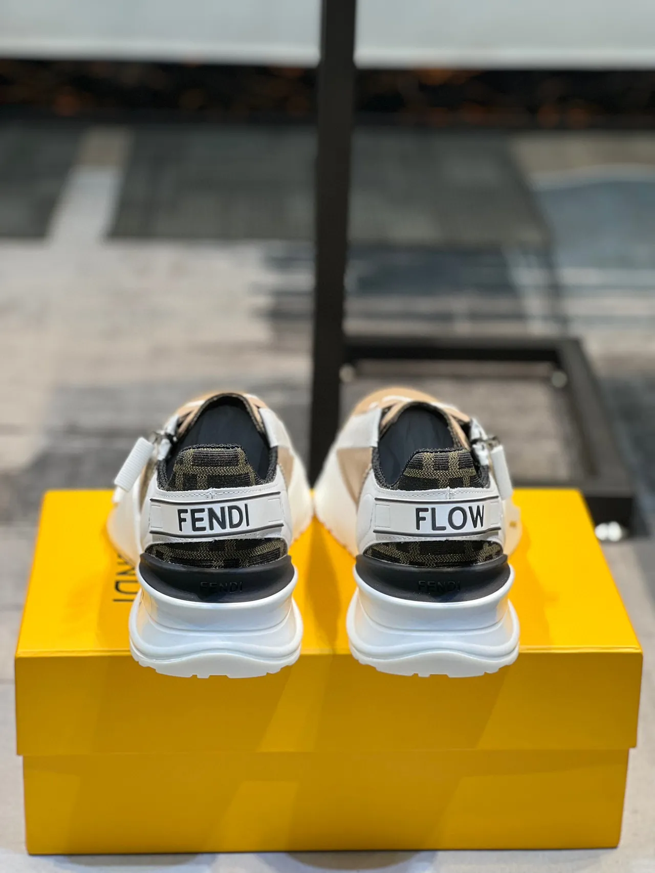 Fendi Bege Branco Solado Plataforma Assimétrica Fecho Lateral Tênis Chunky 2