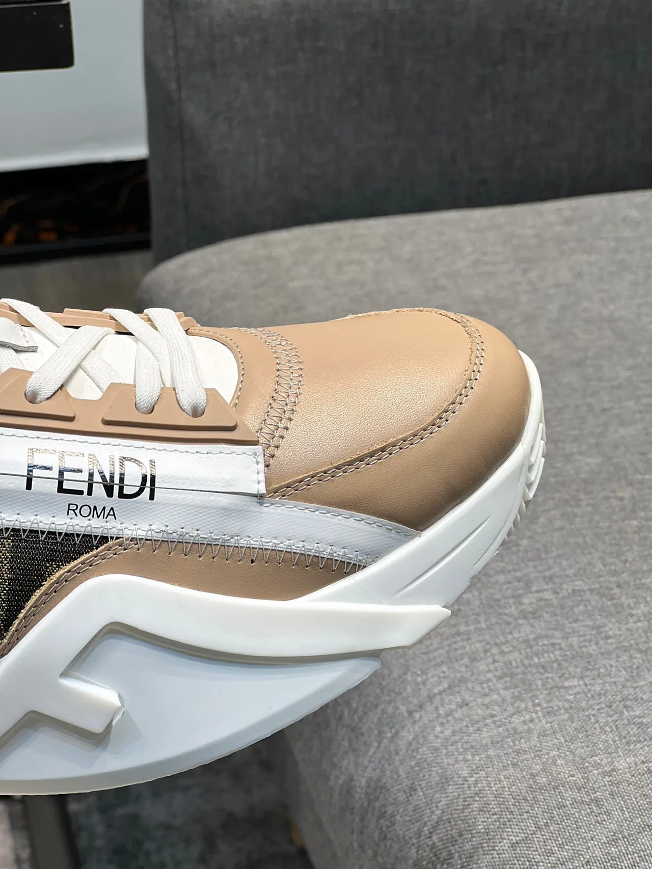 Fendi Bege Branco Solado Plataforma Assimétrica Fecho Lateral Tênis Chunky 3