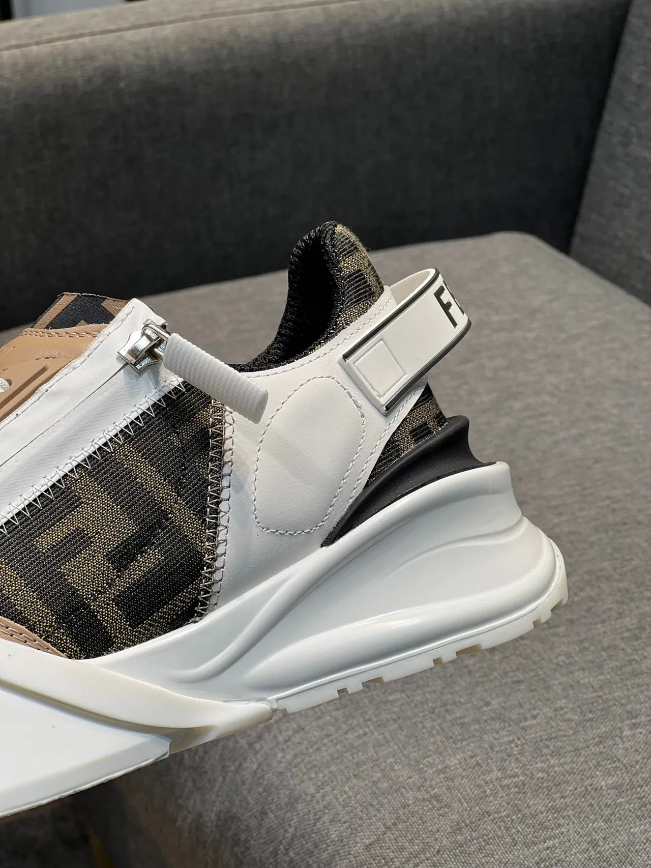 Fendi Bege Branco Solado Plataforma Assimétrica Fecho Lateral Tênis Chunky 8
