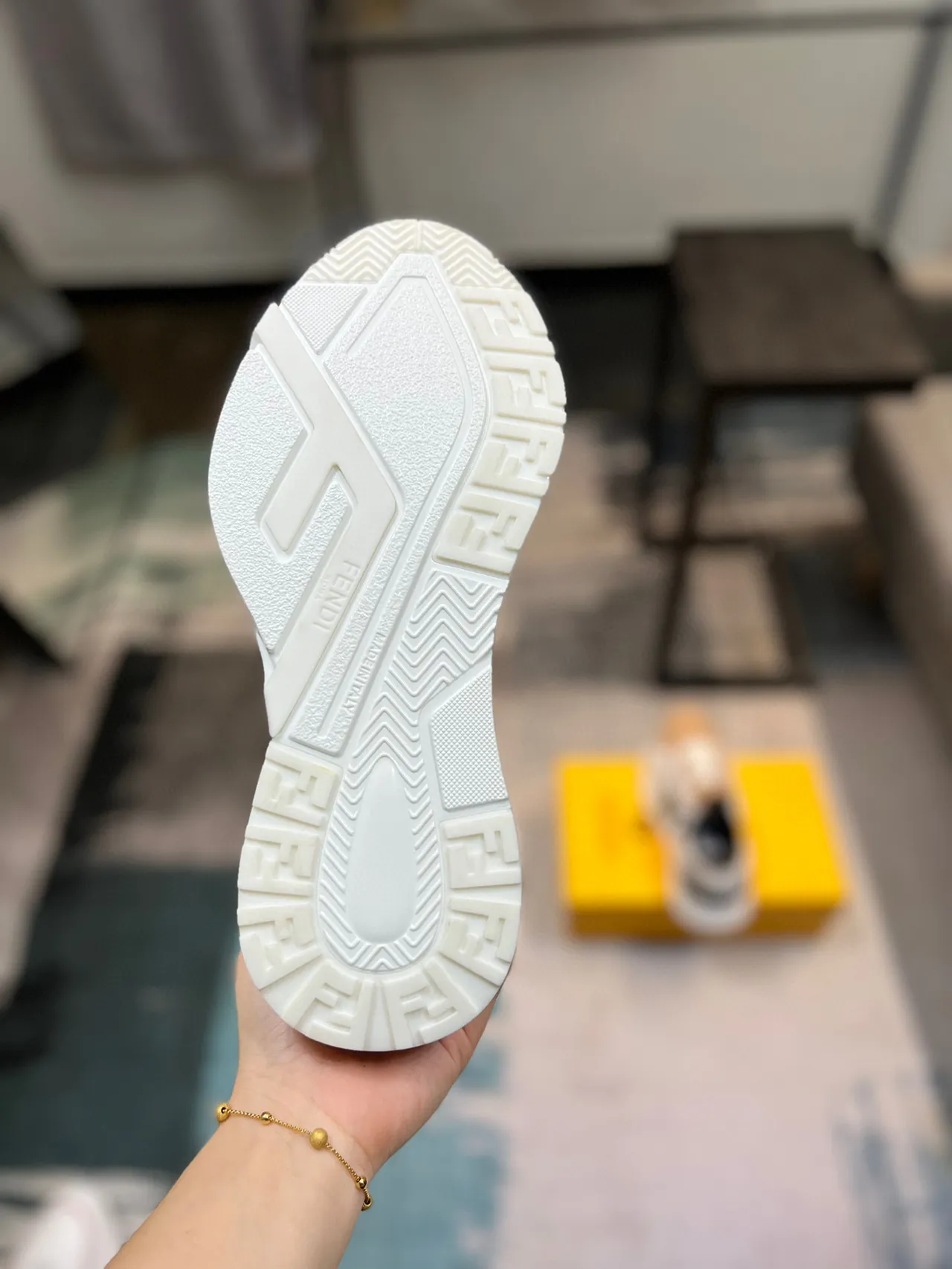 Fendi Bege Branco Solado Plataforma Assimétrica Fecho Lateral Tênis Chunky 9