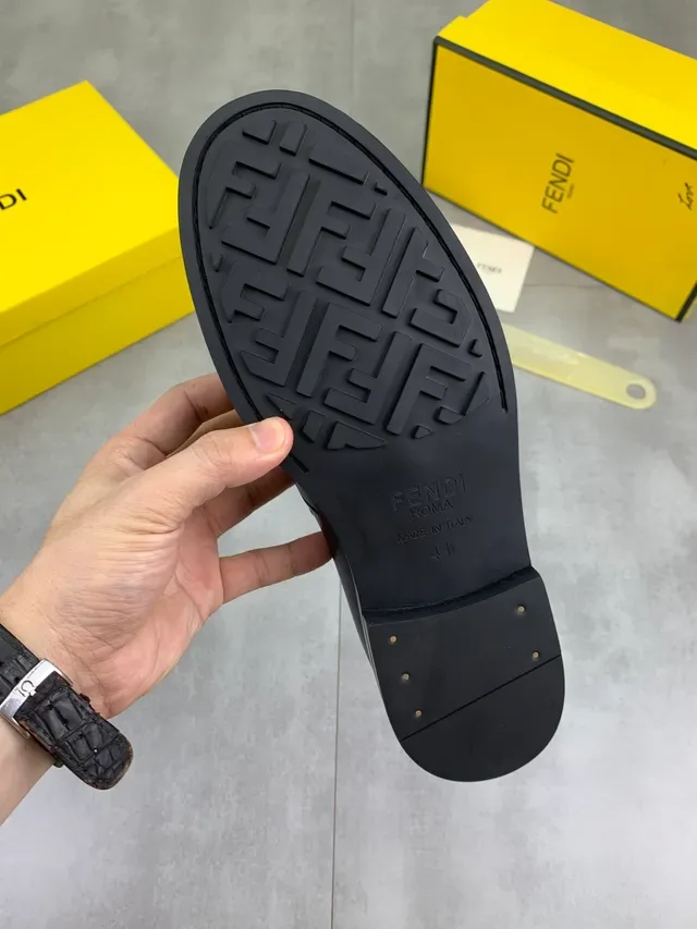 Fendi Mocassim Preto Dourado Embossado FF Monogram Alça com Fivela 2