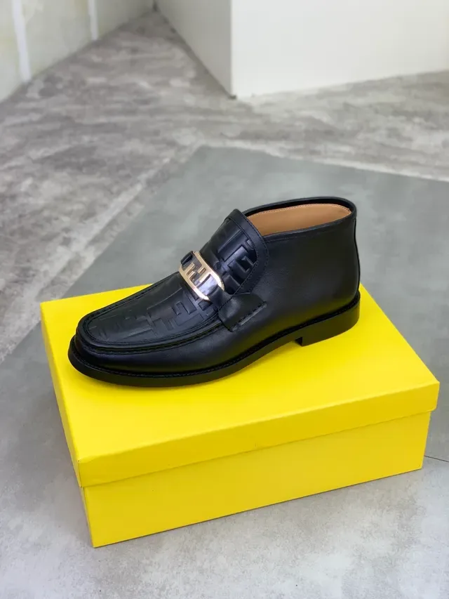Fendi Mocassim Preto Dourado Embossado FF Monogram Alça com Fivela 4