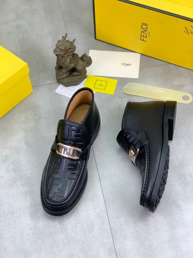 Fendi Mocassim Preto Dourado Embossado FF Monogram Alça com Fivela 5
