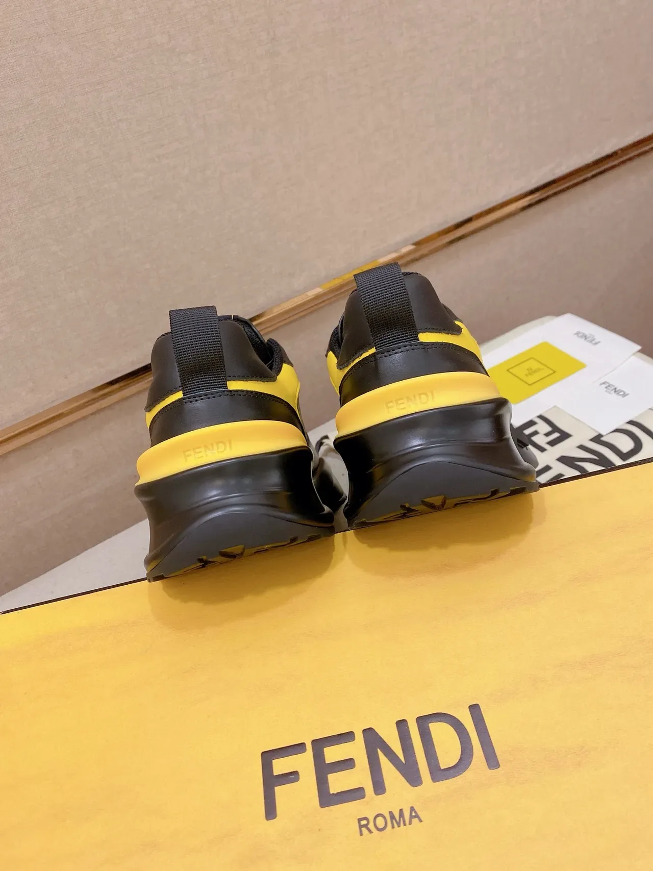 Fendi Preto Amarelo Sola Grossa Monograma Malha Tênis Lifestyle 3