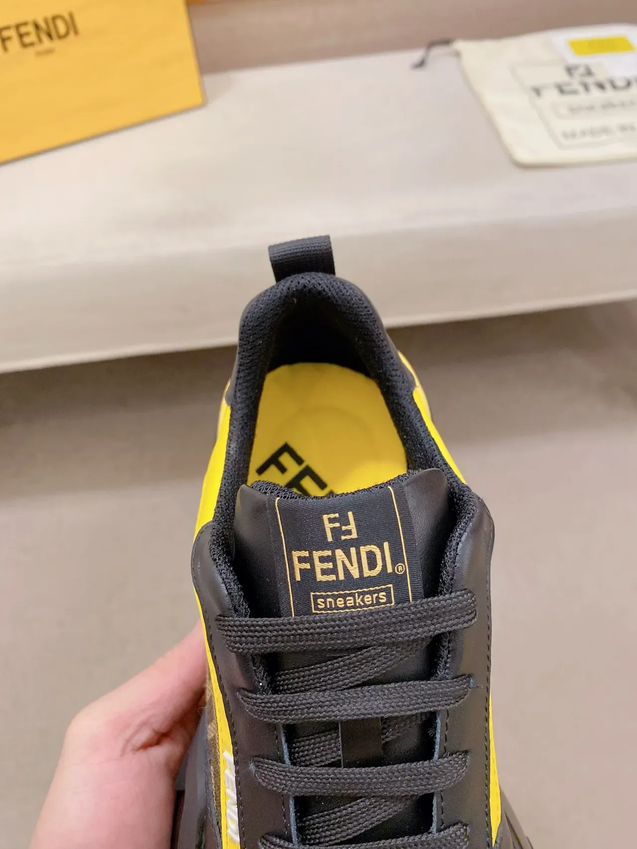 Fendi Preto Amarelo Sola Grossa Monograma Malha Tênis Lifestyle 4
