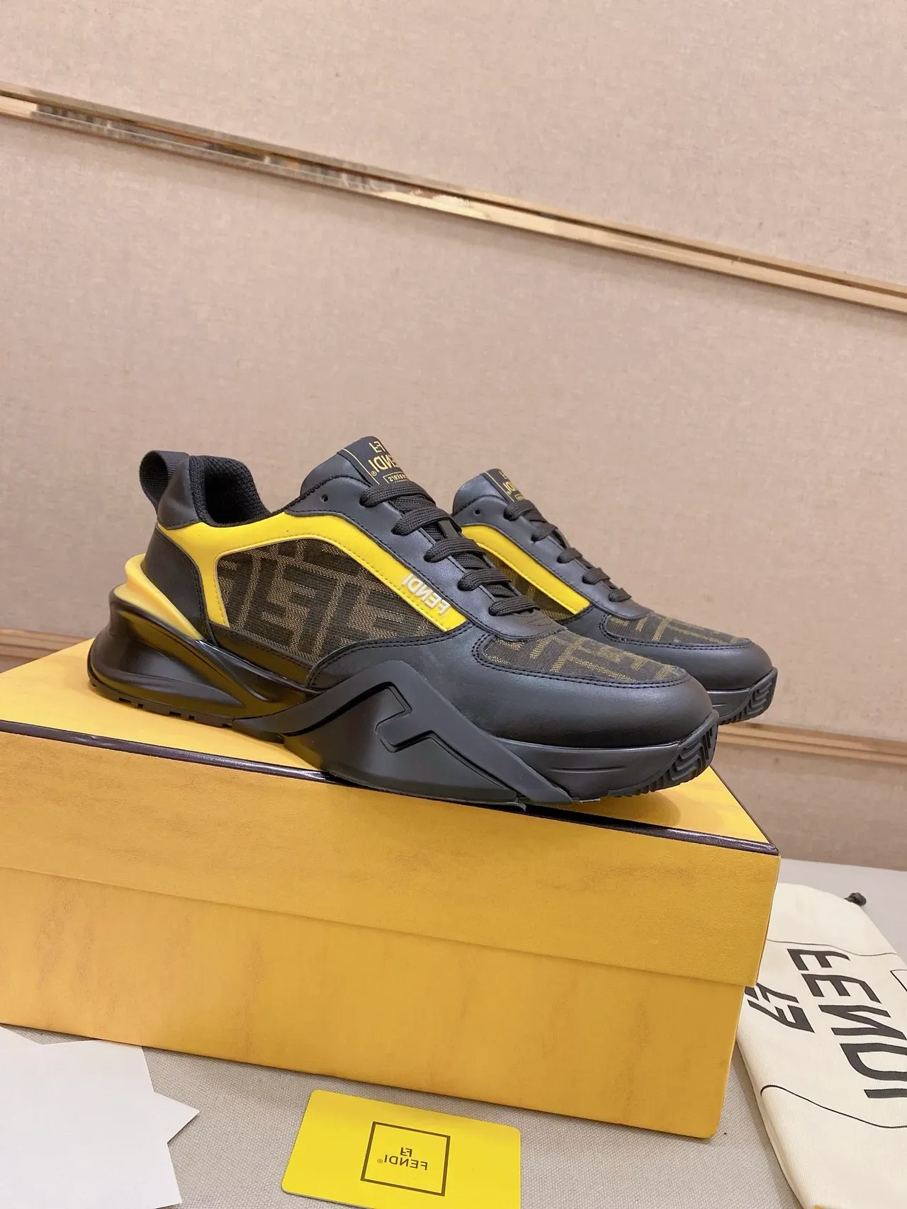 Fendi Preto Amarelo Sola Grossa Monograma Malha Tênis Lifestyle 5