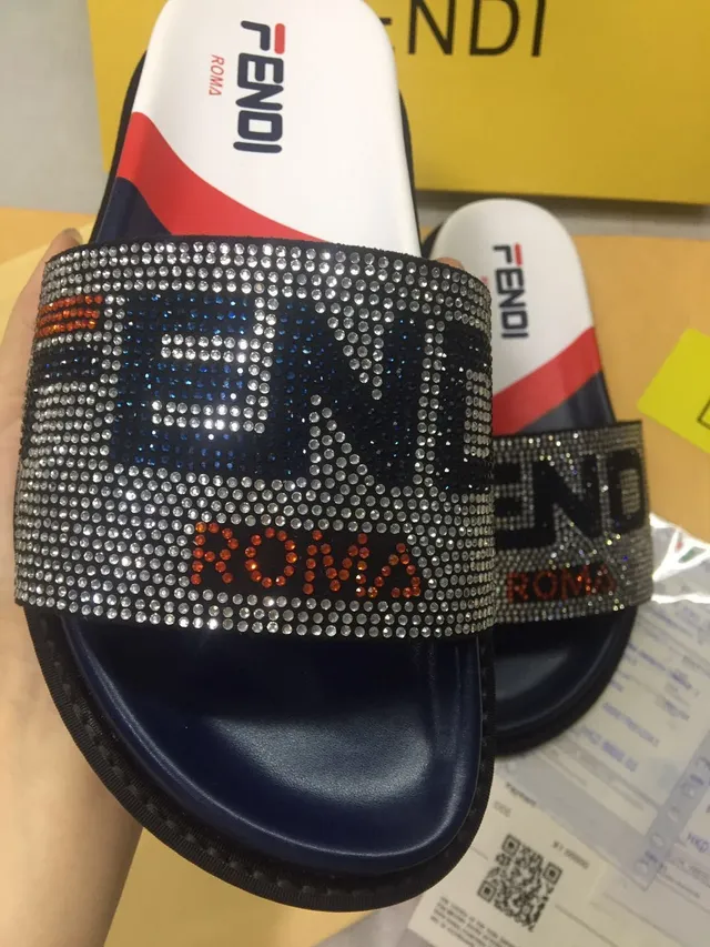 Fendi नعال مزينة بالكريستال وحزام اللوقو 2