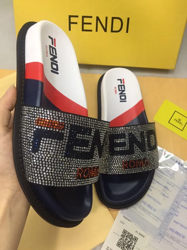 Fendi नعال مزينة بالكريستال وحزام اللوقو 3
