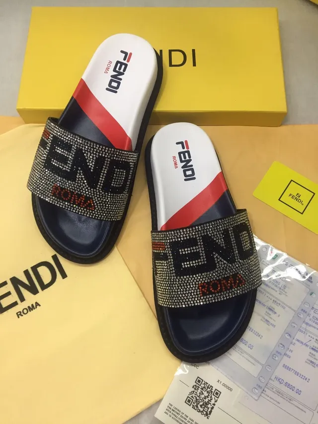 Fendi नعال مزينة بالكريستال وحزام اللوقو 4