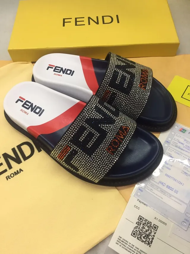Fendi नعال مزينة بالكريستال وحزام اللوقو 5
