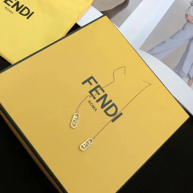 Fendi FF Pendentif Ovale en Cristal Pavé 4