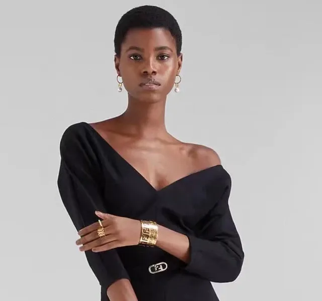 Fendi FF ذهبي أبيض حلق Logo Disc أقراط 2