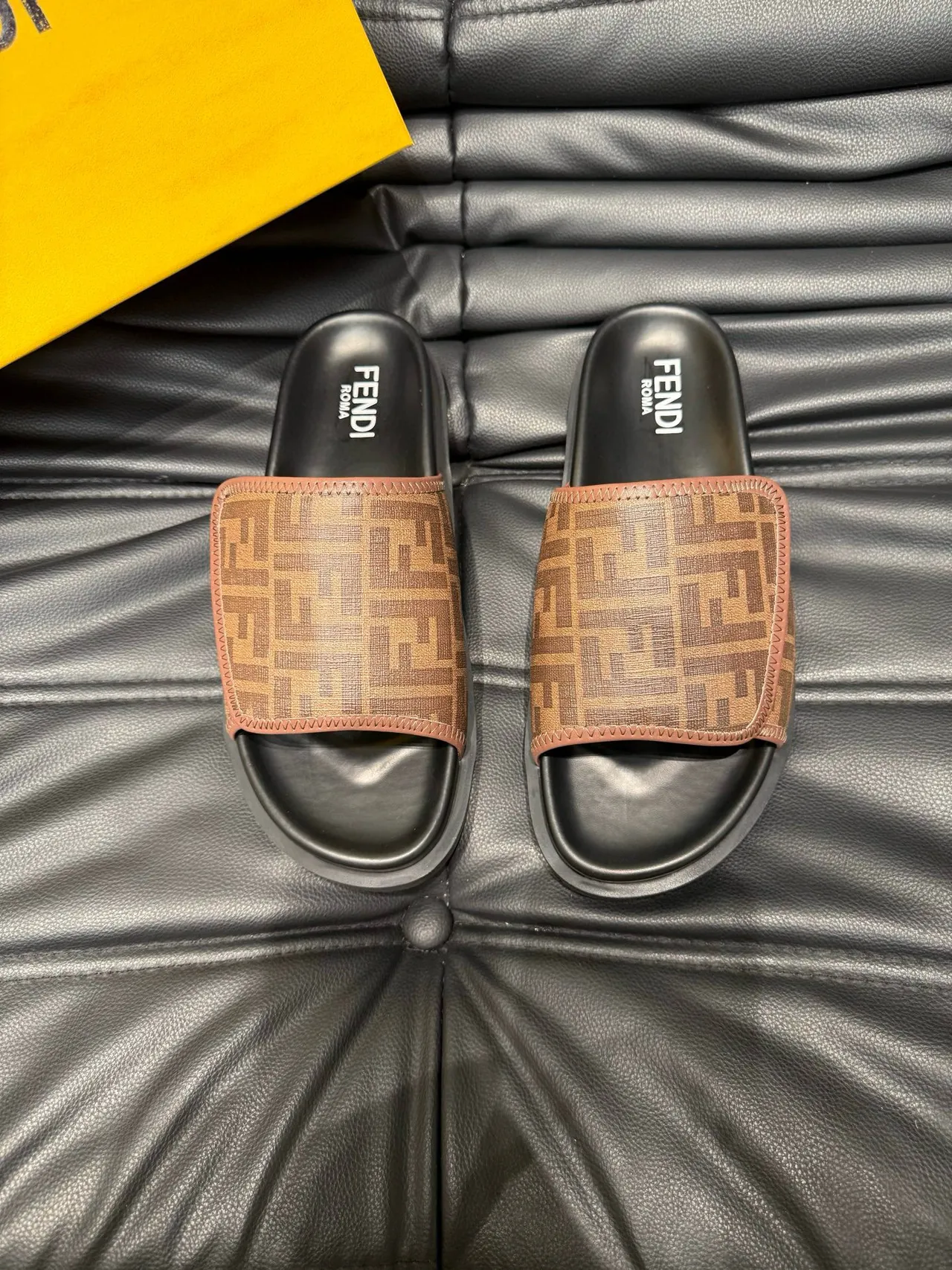 Fendi FF Logo Slide Chinelos Marrom e Preto 2