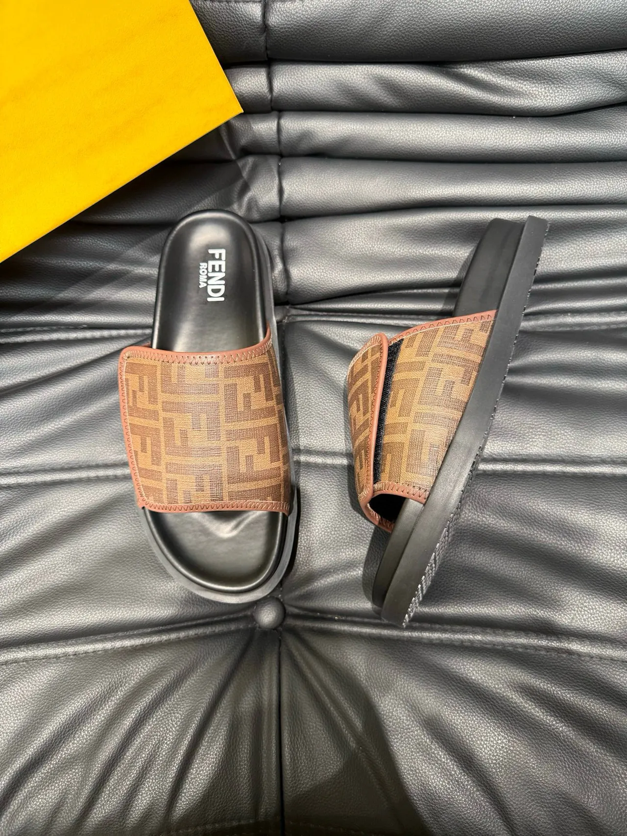 Fendi FF Logo Slide Chinelos Marrom e Preto 3