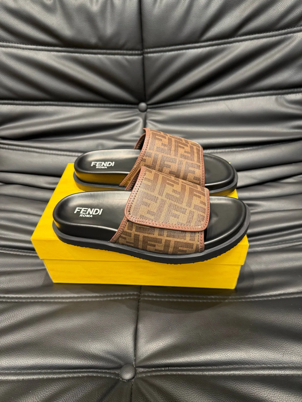 Fendi FF Logo Slide Chinelos Marrom e Preto 4