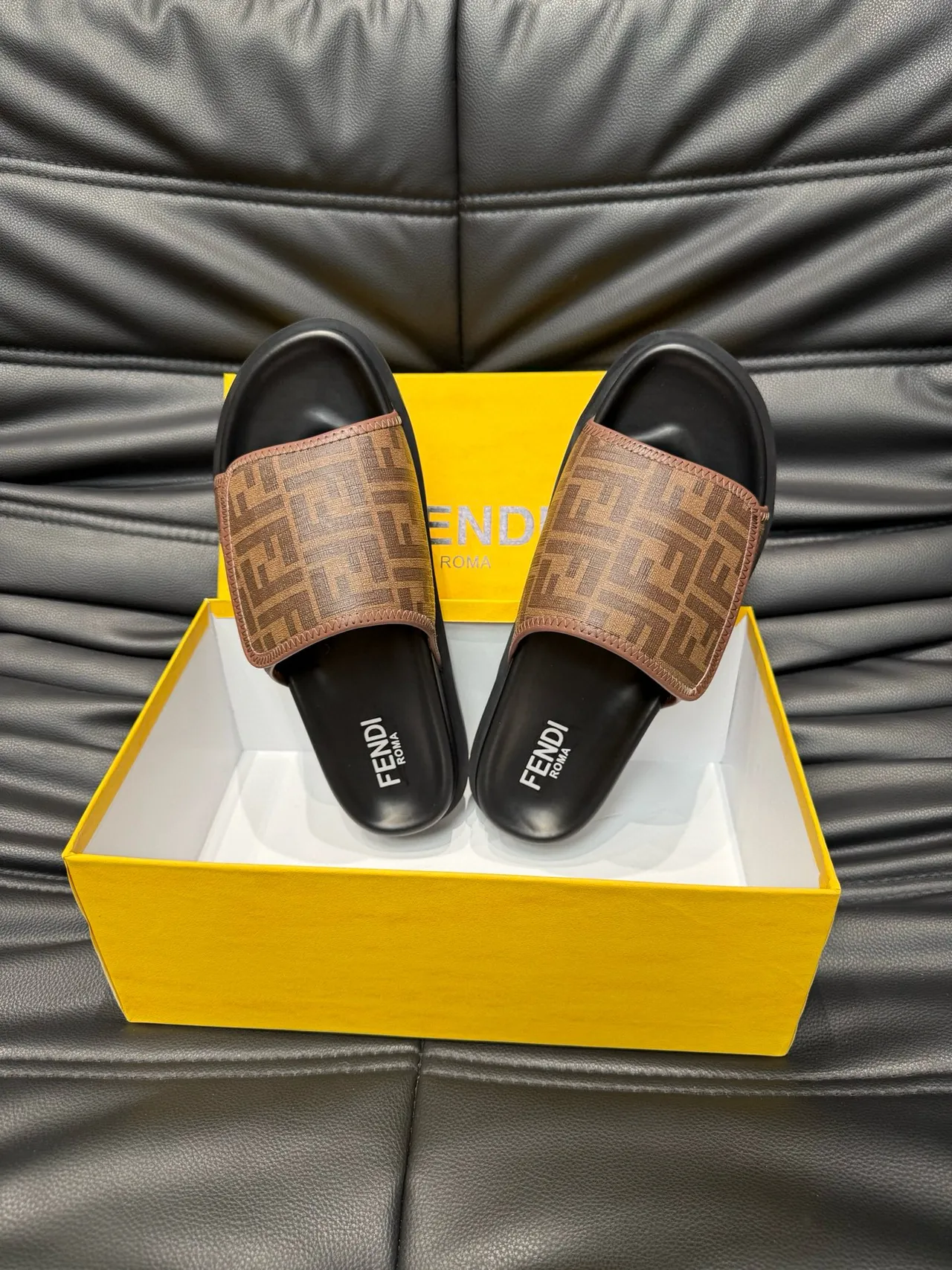 Fendi FF Logo Slide Chinelos Marrom e Preto 5