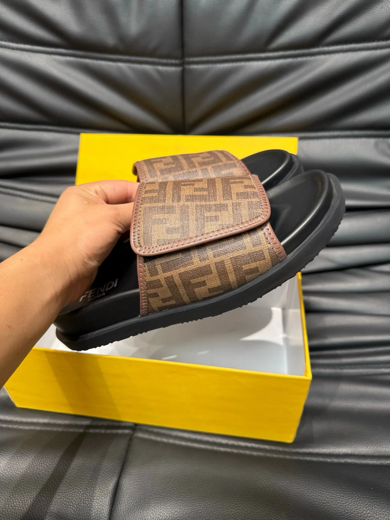 Fendi FF Logo Slide Chinelos Marrom e Preto 6