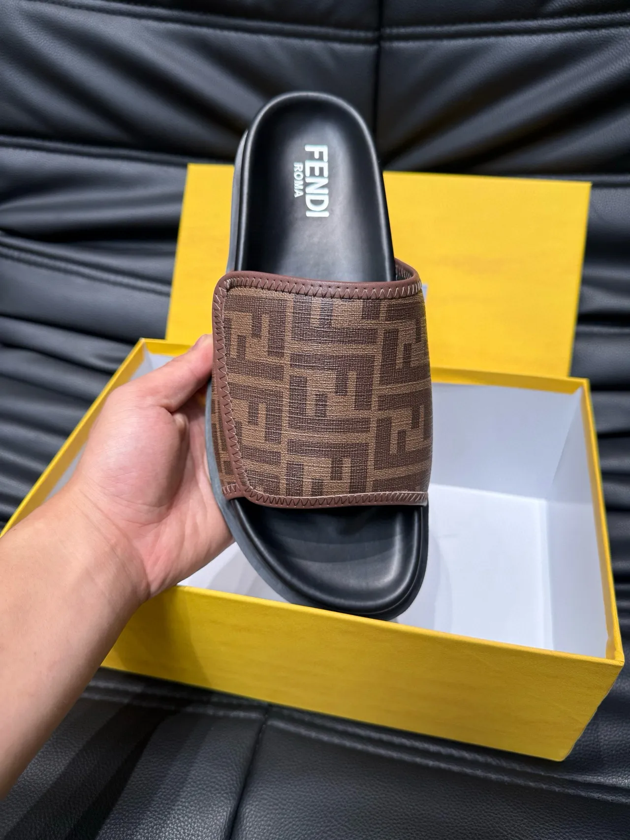 Fendi FF Logo Slide Chinelos Marrom e Preto 7
