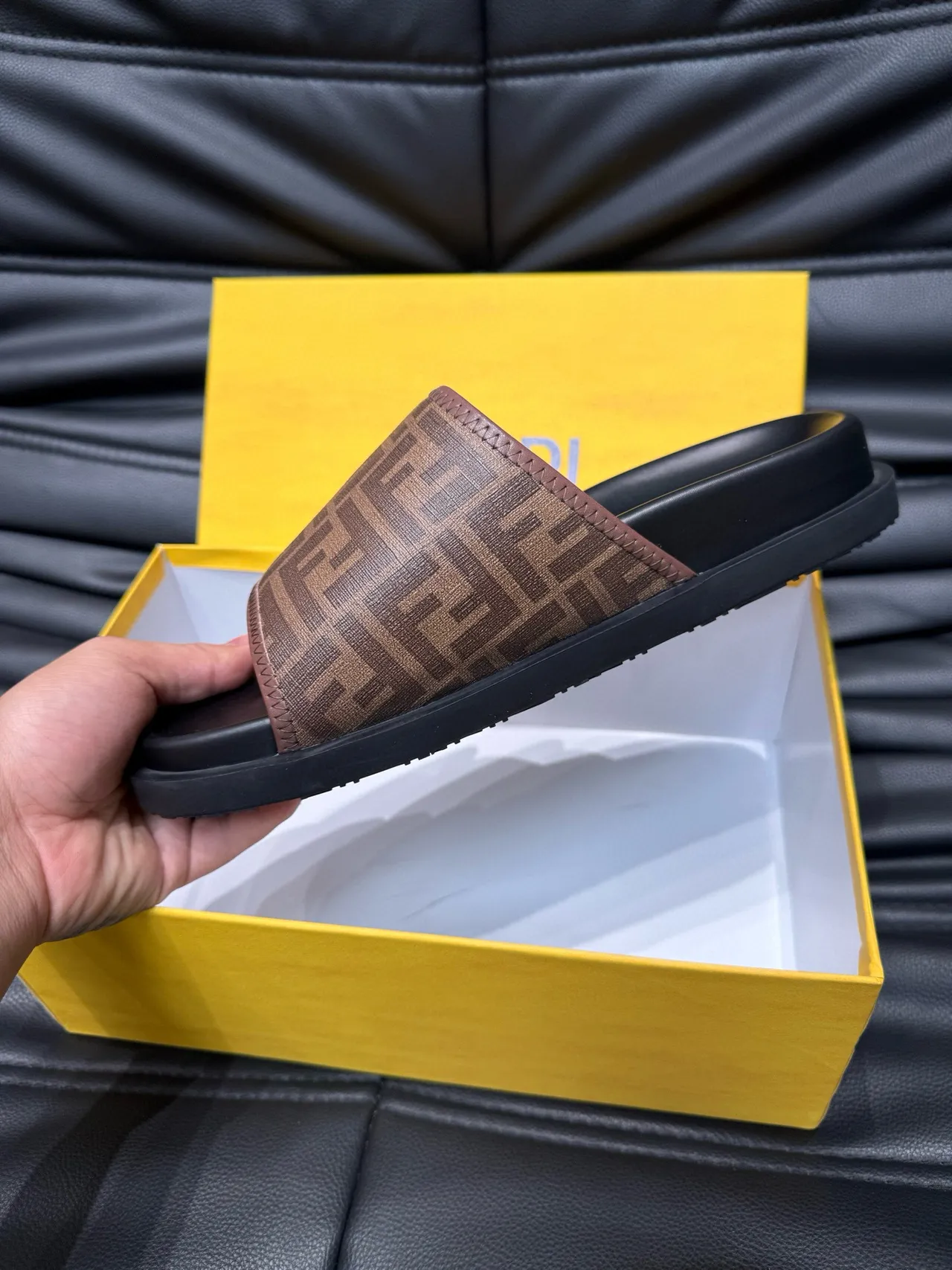 Fendi FF Logo Slide Chinelos Marrom e Preto 8