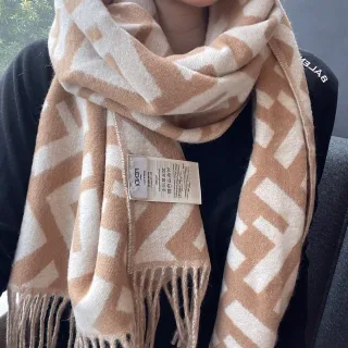 شال فيندي FF مونوغرام بيج وكريم كشمير
