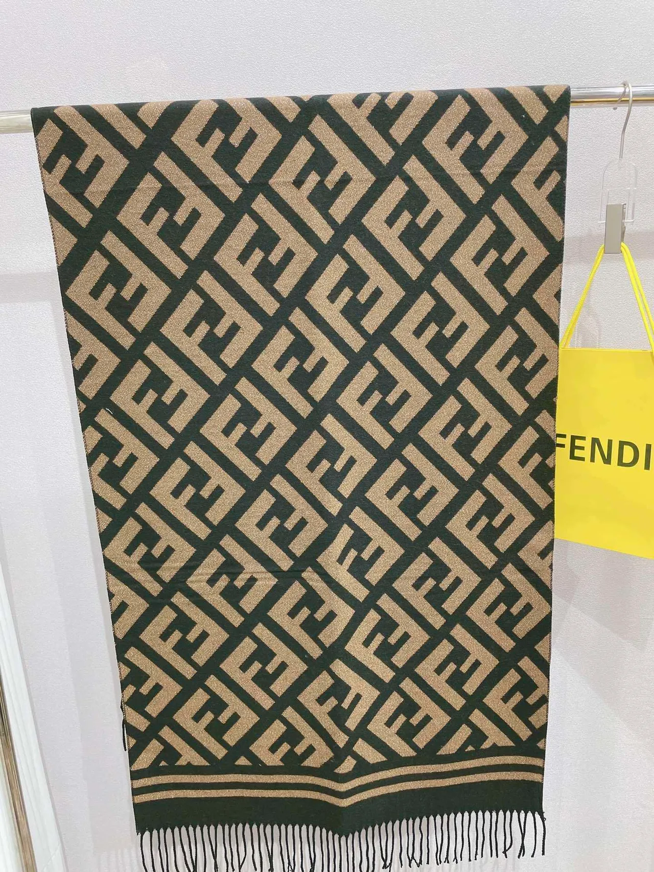 Fendi FF Monogram Écharpe en Cachemire Noir et Beige 3