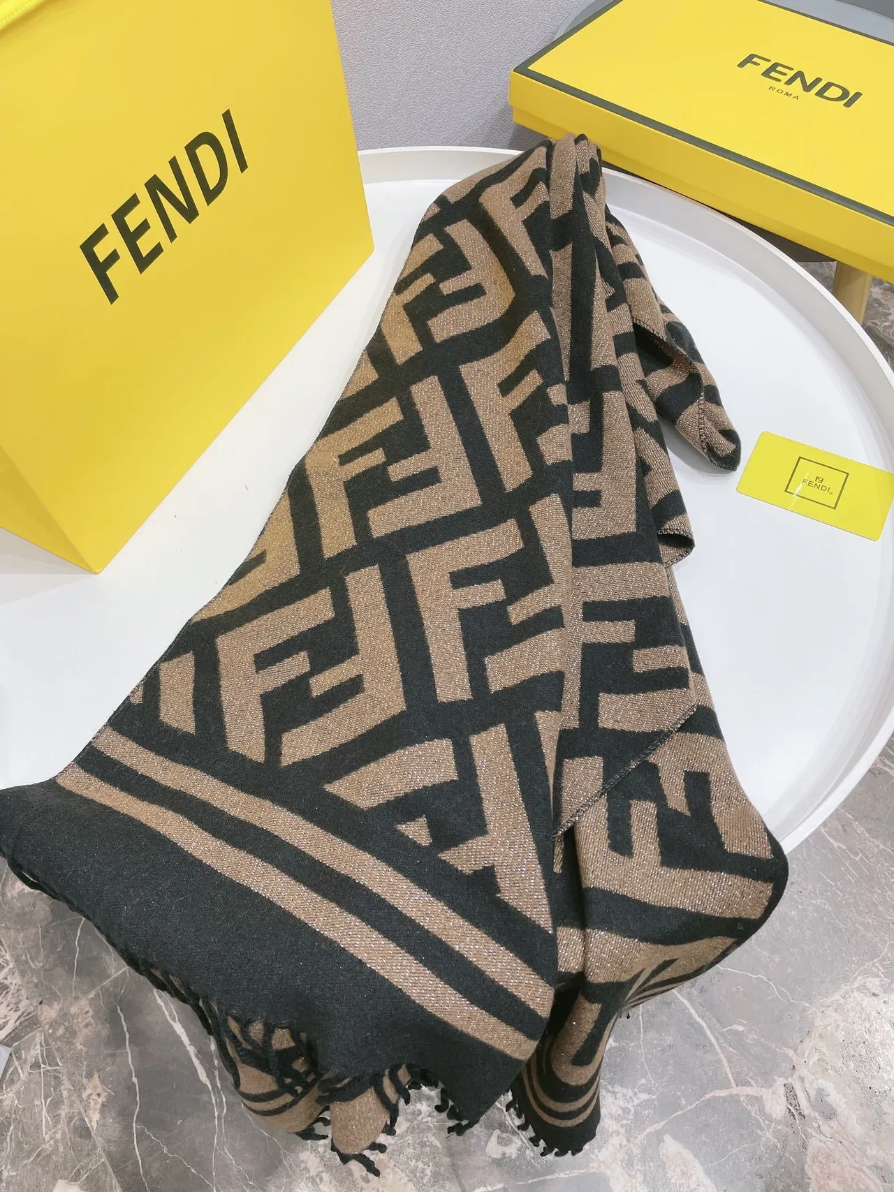 Fendi FF Monogram Écharpe en Cachemire Noir et Beige 4