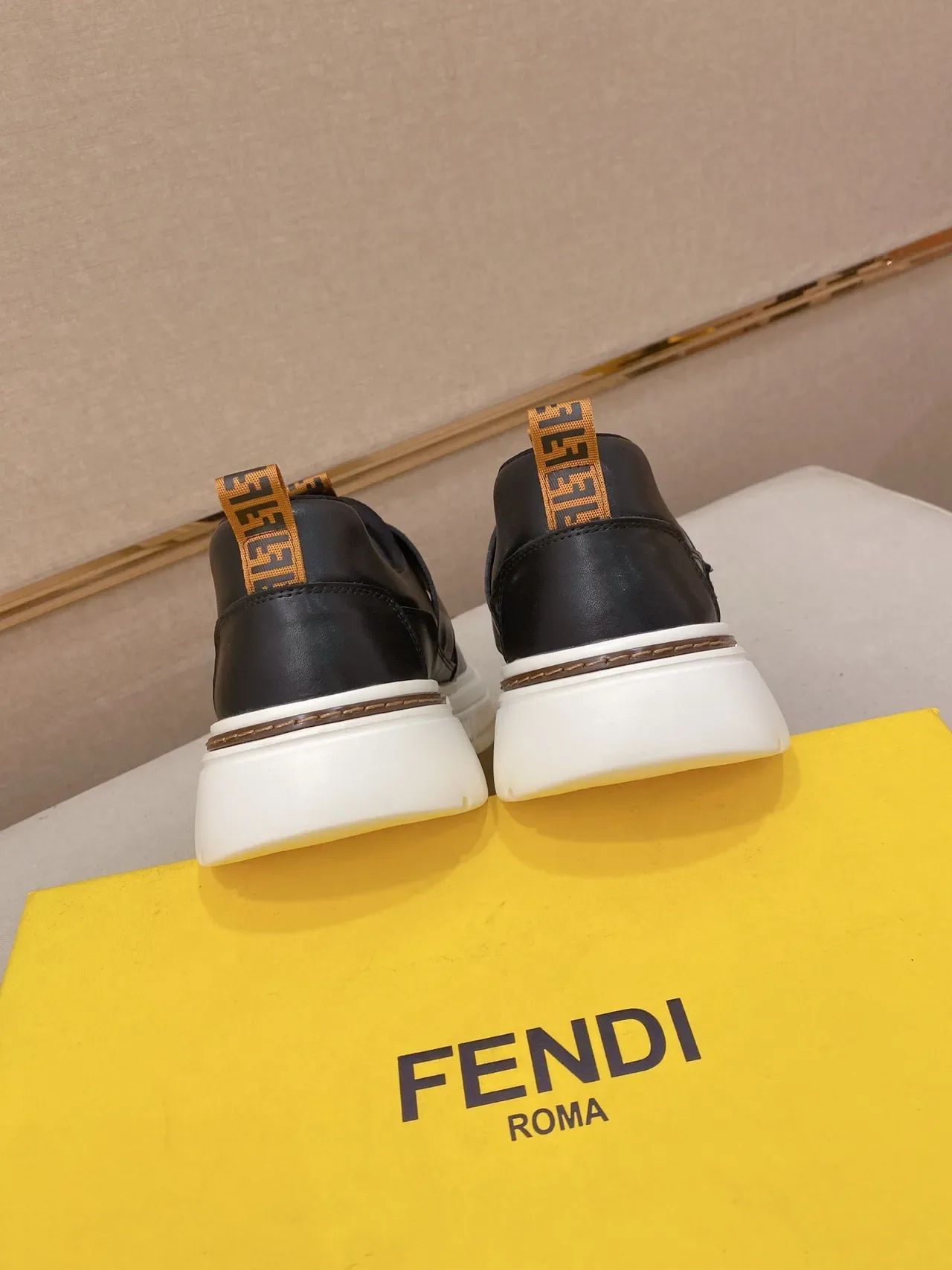 Tênis lifestyle slip-on com monograma FF da Fendi 8