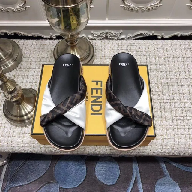 Fendi FF Monogram Slipper Preto Branco Faixa Torcida Satinado e Couro Contraste Chinelos 2
