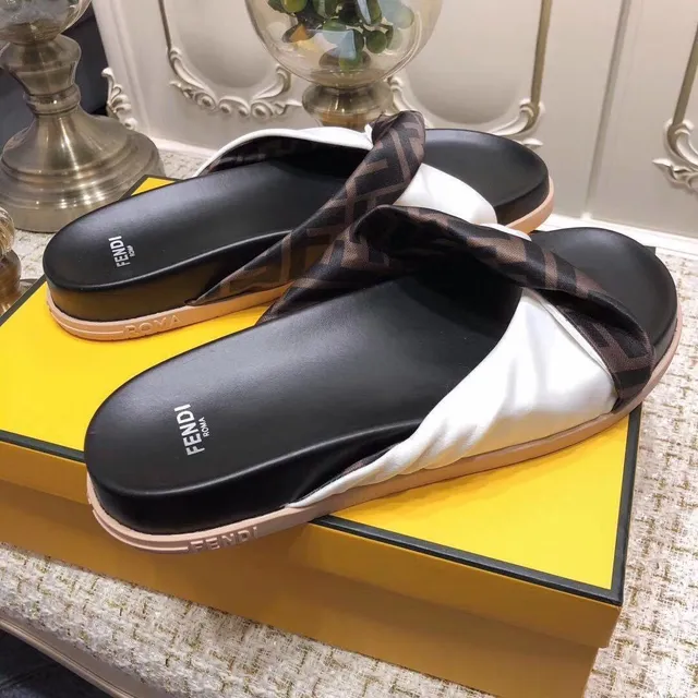 Fendi FF Monogram Slipper Preto Branco Faixa Torcida Satinado e Couro Contraste Chinelos 3