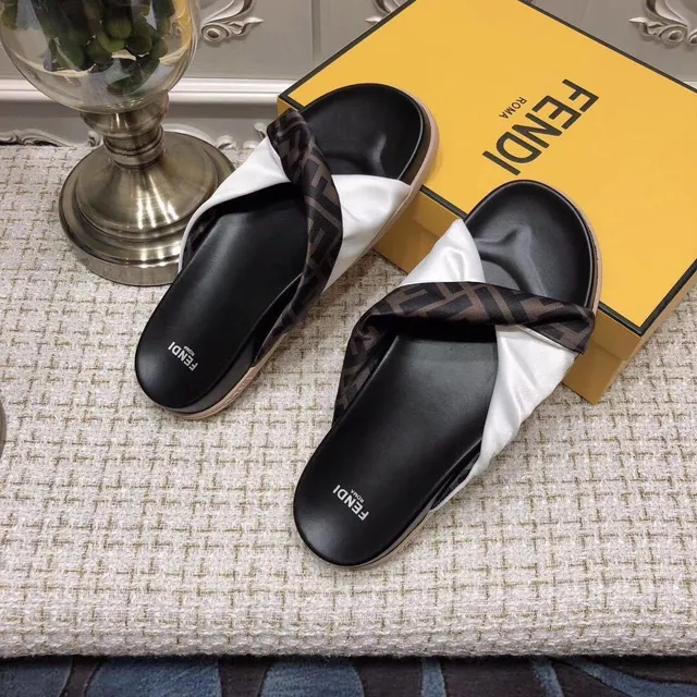 Fendi FF Monogram Slipper Preto Branco Faixa Torcida Satinado e Couro Contraste Chinelos 4