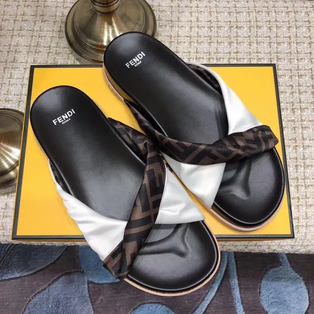Fendi FF Monogram Slipper Preto Branco Faixa Torcida Satinado e Couro Contraste Chinelos 5