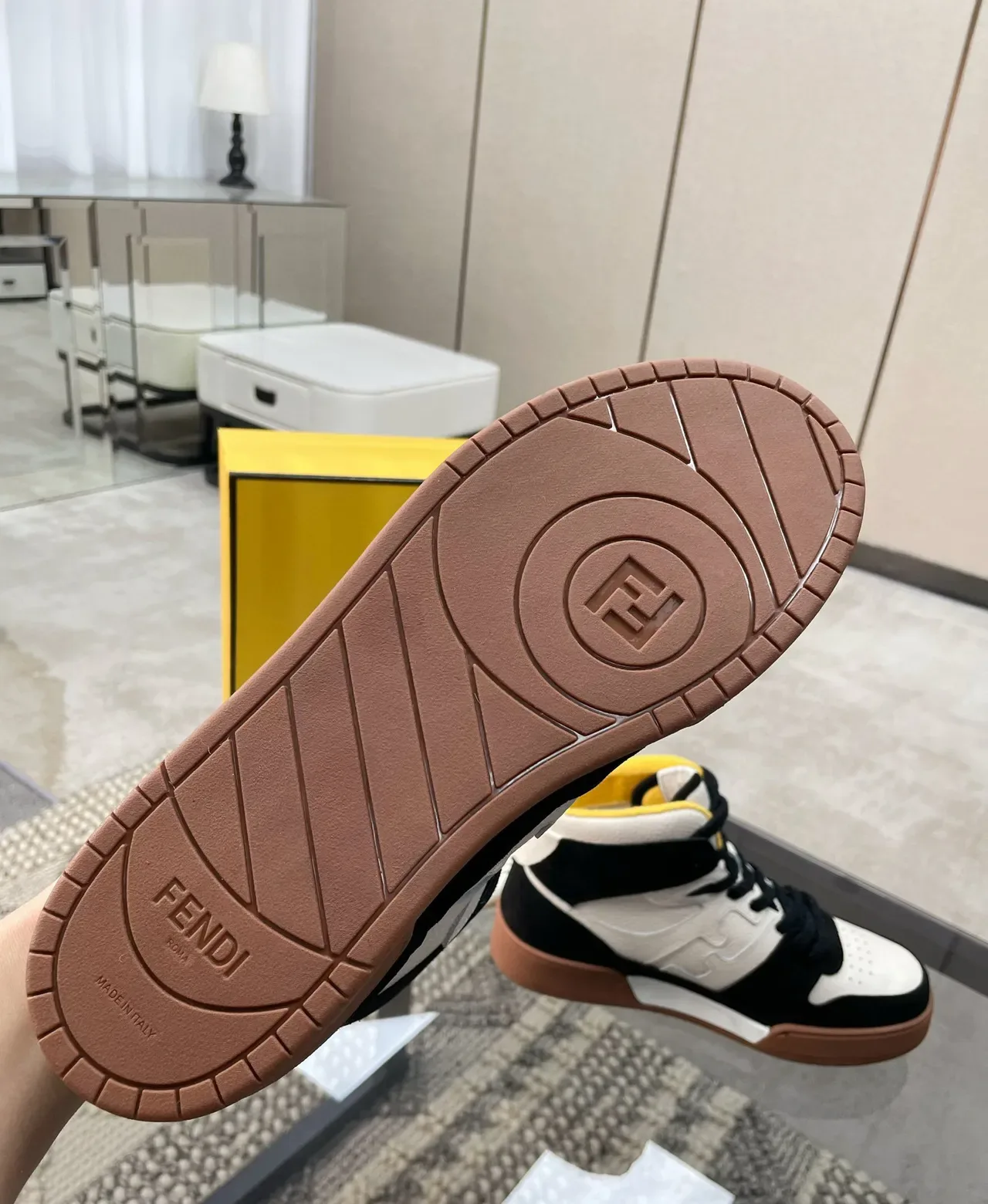 Fendi First أحذية رياضية عالية أبيض أسود جلد سويد بانلد لايف ستايل 2