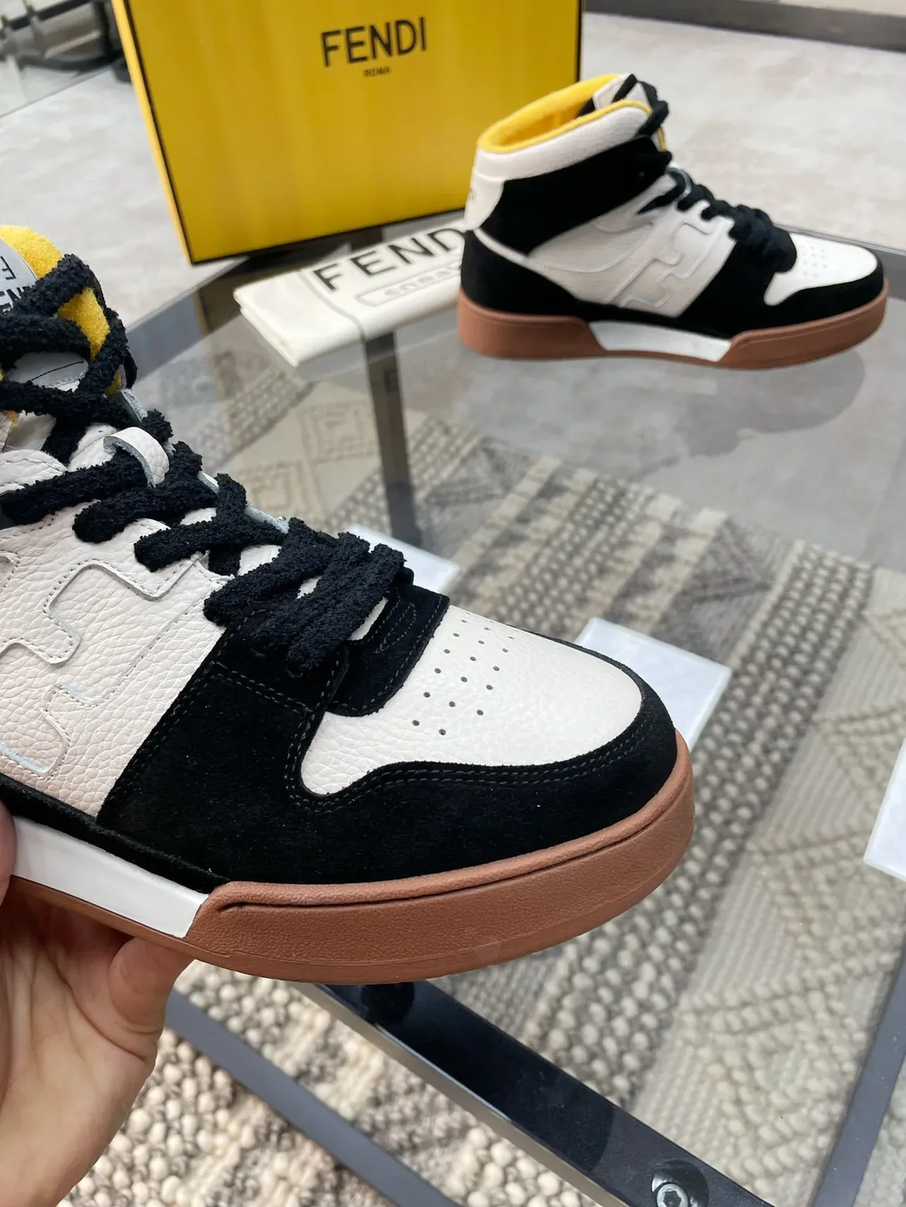 Fendi First أحذية رياضية عالية أبيض أسود جلد سويد بانلد لايف ستايل 3