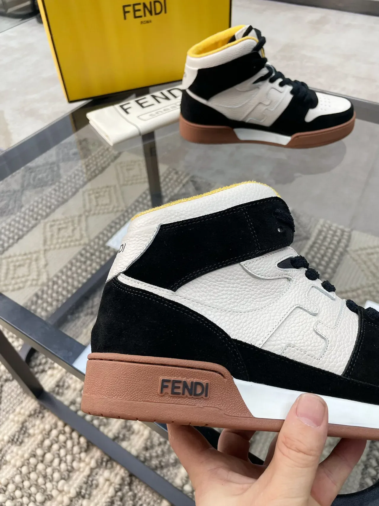 Fendi First أحذية رياضية عالية أبيض أسود جلد سويد بانلد لايف ستايل 4