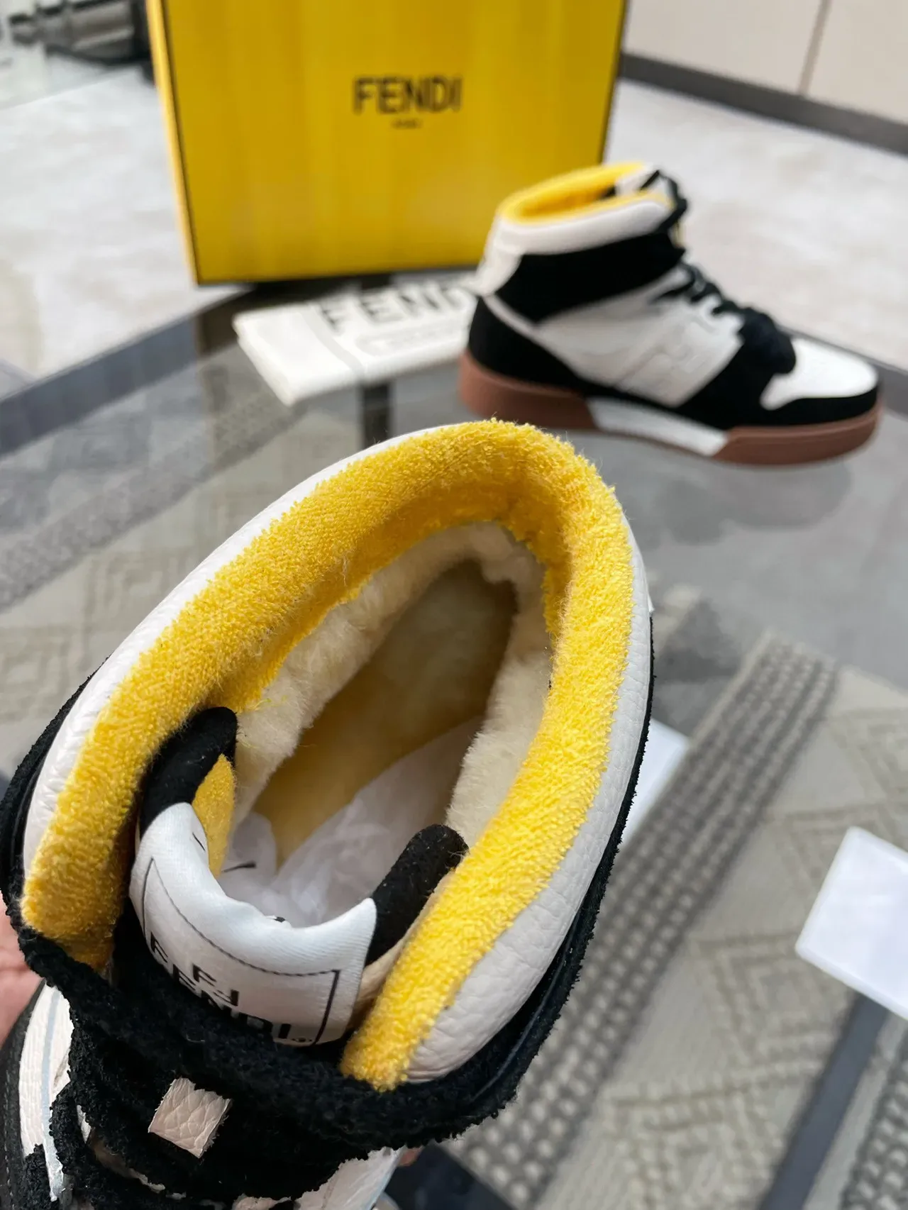 Fendi First أحذية رياضية عالية أبيض أسود جلد سويد بانلد لايف ستايل 5