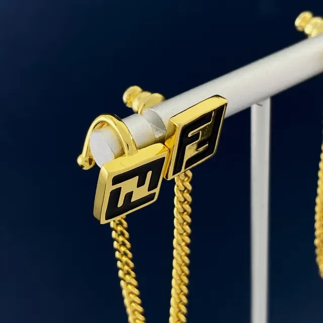 Boucles d'oreilles Fendi Or Noir Asymétriques Chaînonnées 5