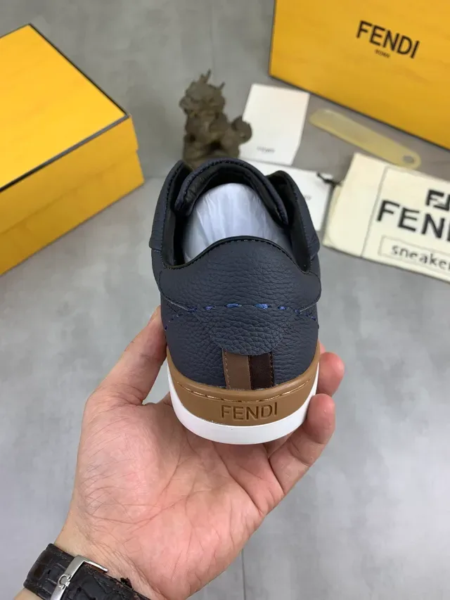 Fendi Mania Navy White Slip-On Chaussures Lifestyle en Cuir Granulé 4