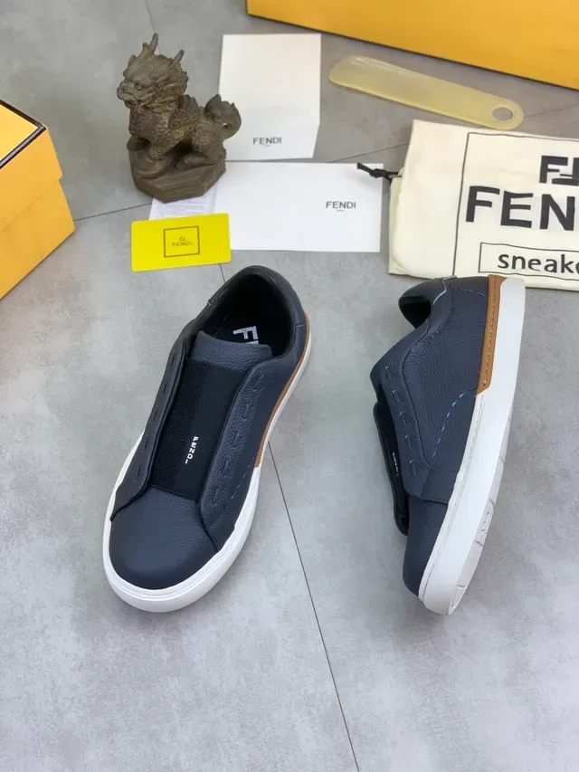 Fendi Mania Navy White Slip-On Chaussures Lifestyle en Cuir Granulé 6