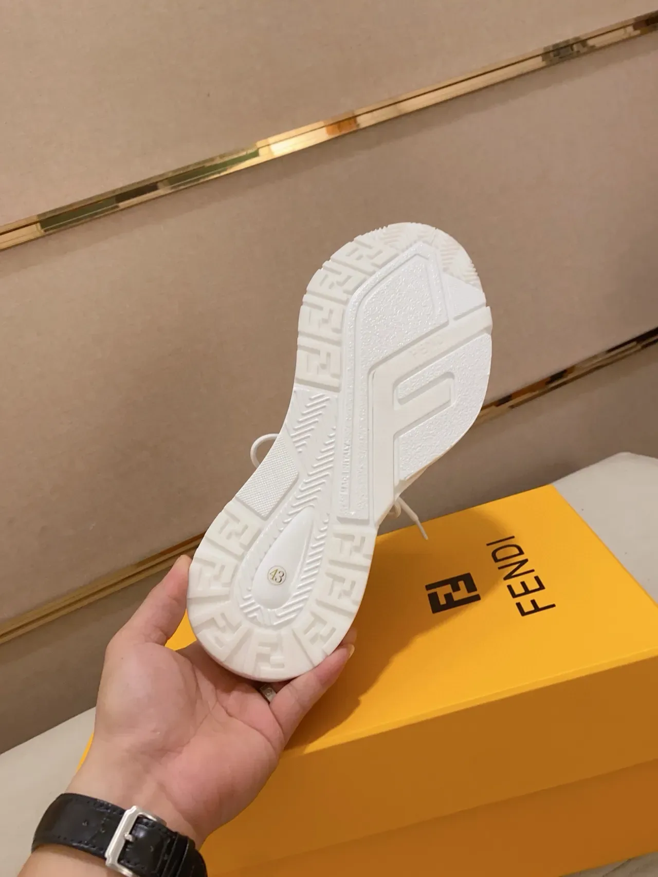 Fendi Runner Zapatillas Chunky Blancas y Negras 2