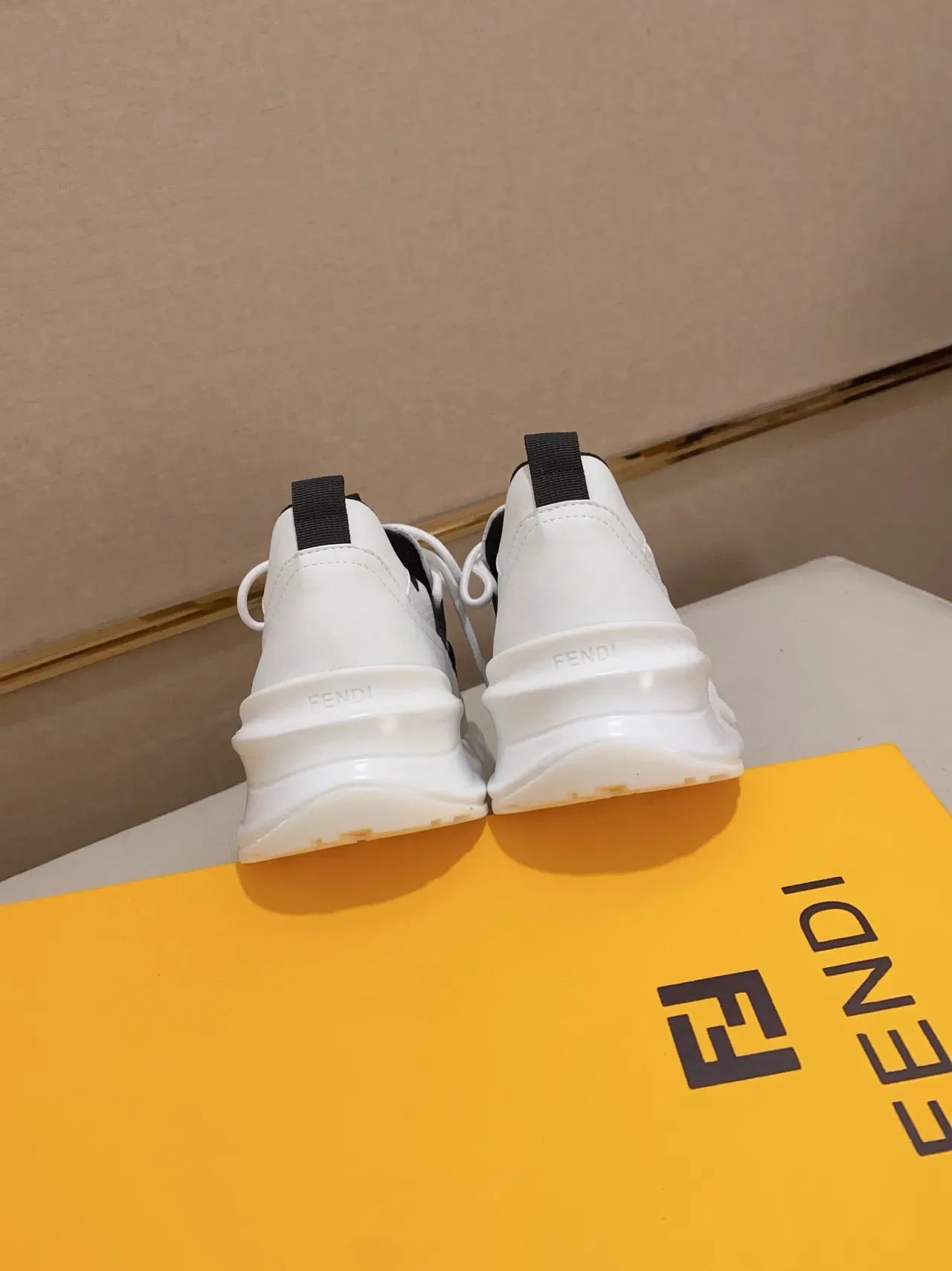 Fendi Runner Zapatillas Chunky Blancas y Negras 3