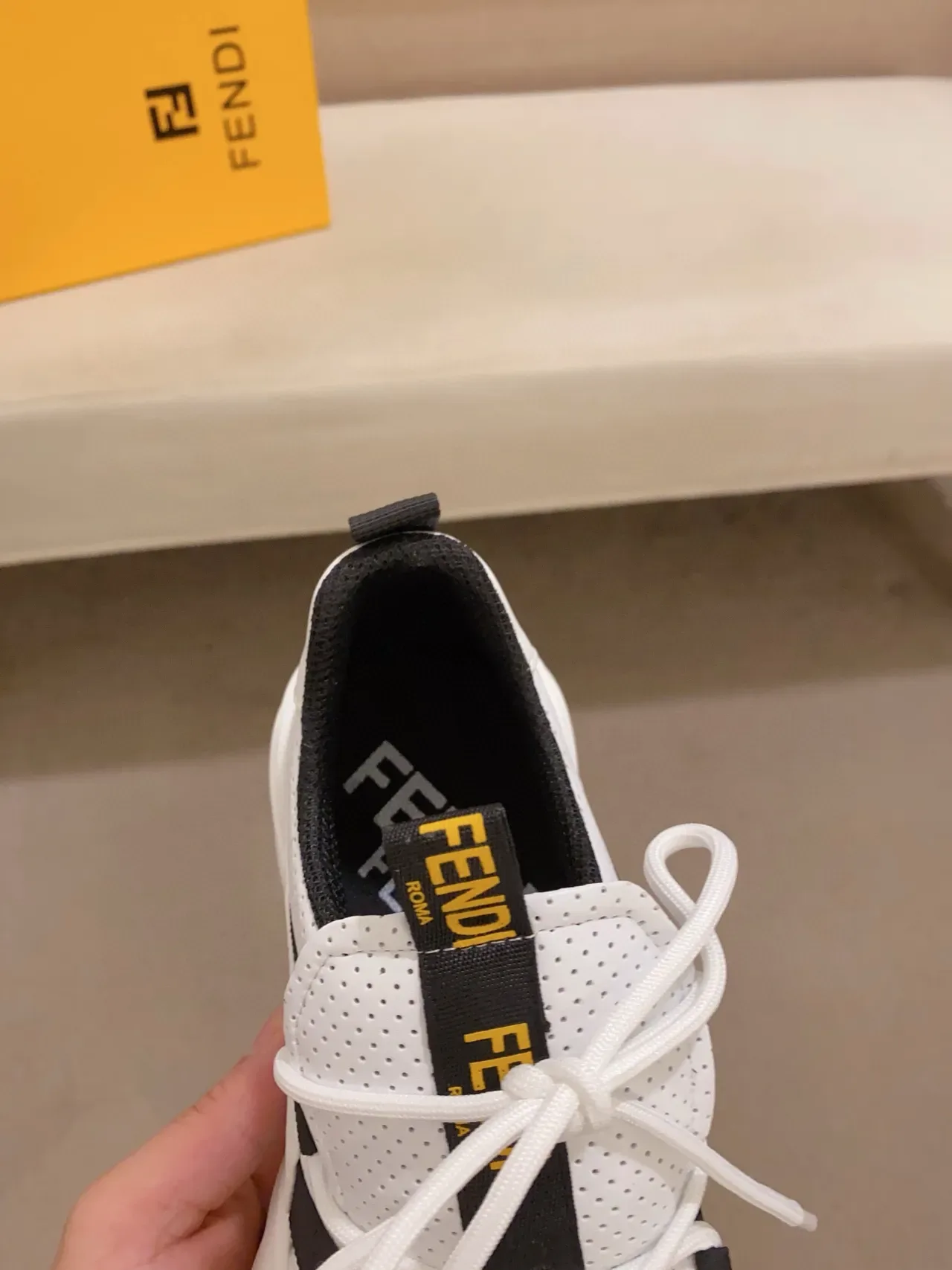 Fendi Runner Zapatillas Chunky Blancas y Negras 4