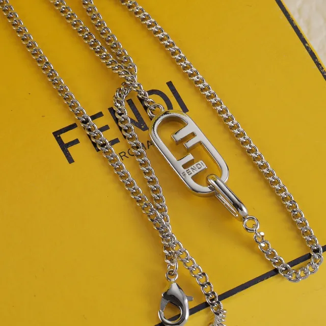 Fendi Collier chaîne curb argent et or, style carabiner, pendentif 2