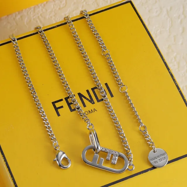 Fendi Collier chaîne curb argent et or, style carabiner, pendentif 4