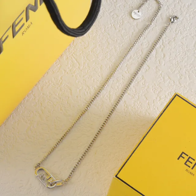 Fendi Collier chaîne curb argent et or, style carabiner, pendentif 5